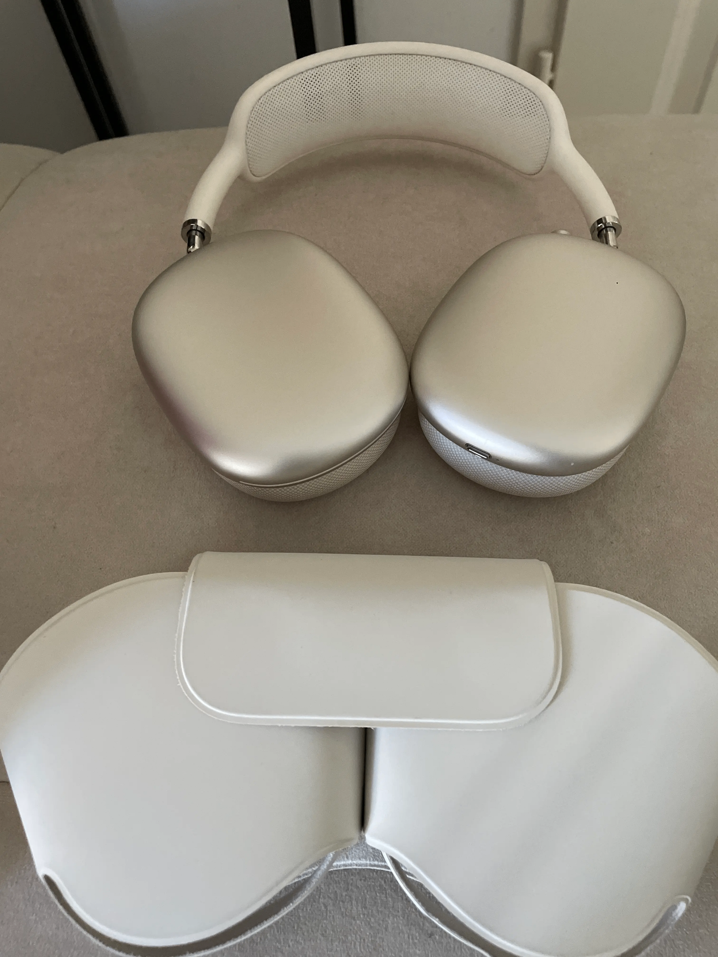 Starlight headphones with white case